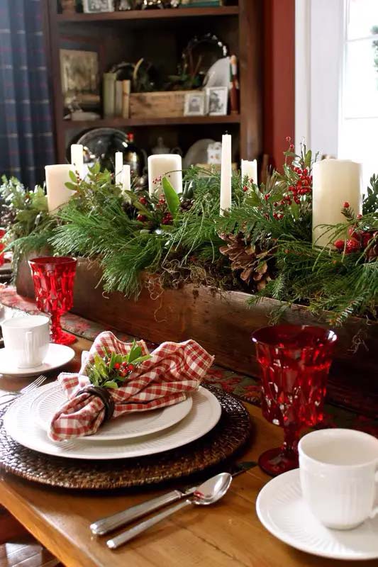 Lush Rustic Christmas Tablescape #Christmas #rustic #tablesetting #decorhomeideas