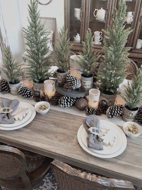 Modern Rustic Christmas Table With Bells #Christmas #rustic #tablesetting #decorhomeideas