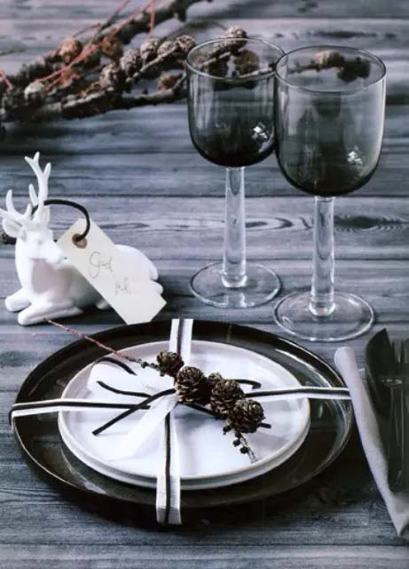 Nordic Rustic Tablescape With An Uncovered Table #Christmas #rustic #tablesetting #decorhomeideas