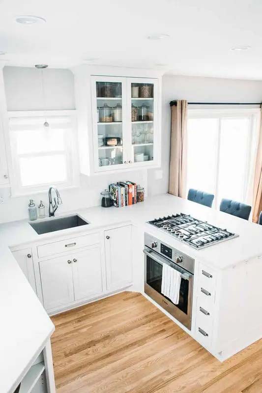 Open Concept Small Kitchen In White #ushaped #kitchen #decorhomeideas