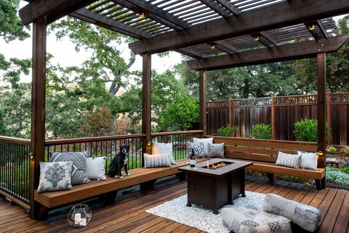 Outdoor Living Room with Fire Pit Table #decking #firepit #decorhomeideas