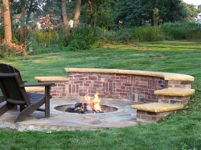 Red Brick Charm #hillsidefirepit #decorhomeideas