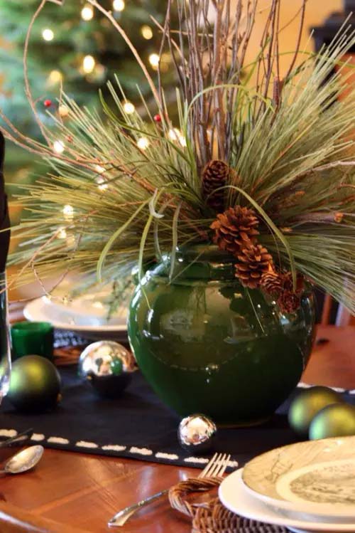 Rustic Centerpiece With Green Plant #Christmas #rustic #tablesetting #decorhomeideas