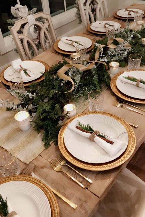 Rustic Christmas Tablescape With Gilded Chargers #Christmas #rustic #tablesetting #decorhomeideas