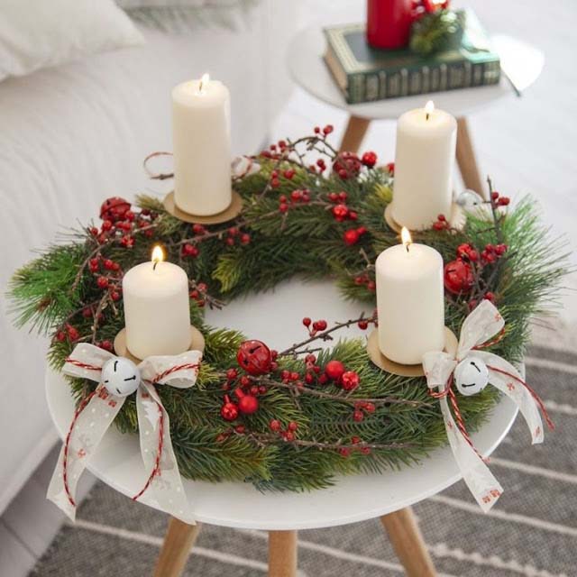 Sensational Side Table #Christmas #candle #decoration #decorhomeideas