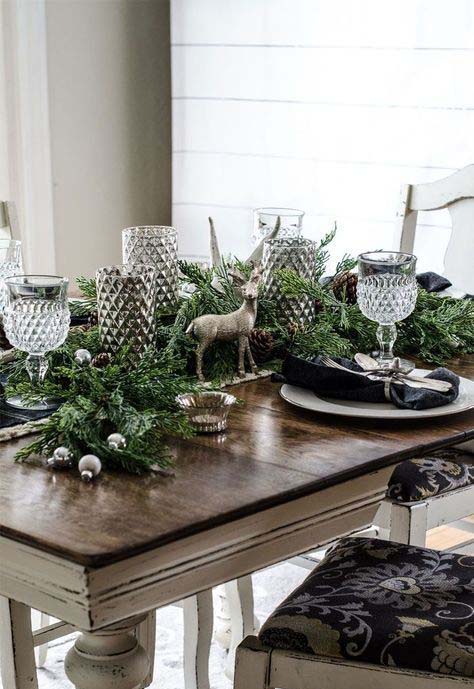 Silver Ornaments, Vases And Black Napkins #Christmas #rustic #tablesetting #decorhomeideas