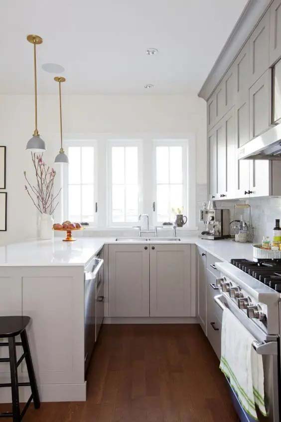 Simple Kitchen Design With Gray Cabinets #ushaped #kitchen #decorhomeideas