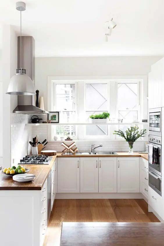 U-shaped Kitchen with Wood Accents and Greenery #ushaped #kitchen #decorhomeideas