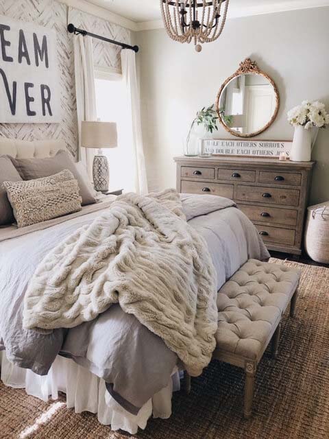 Weathered Wood and Layers of Love Bedroom #farmhousebedroom #decorhomeideas