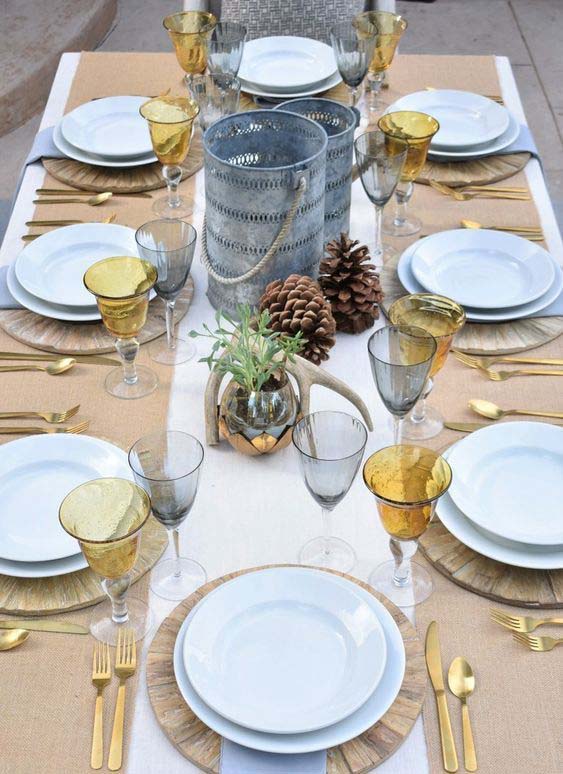 Whimsy Rustic Christmas Table With Wooden Placemats #Christmas #rustic #tablesetting #decorhomeideas
