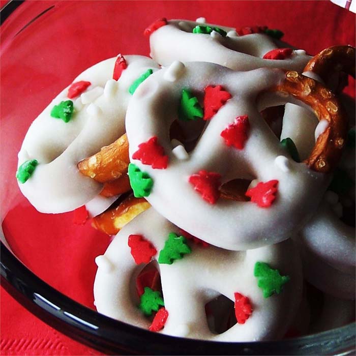 White Chocolate Covered Pretzels #christmas #treat #decorhomeideas