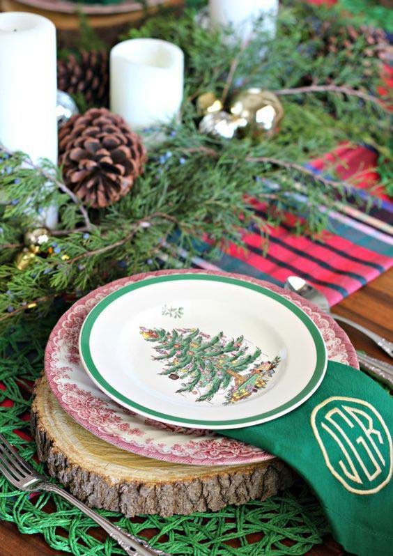 Wooden Slice Chargers And Printed Plates #Christmas #rustic #tablesetting #decorhomeideas