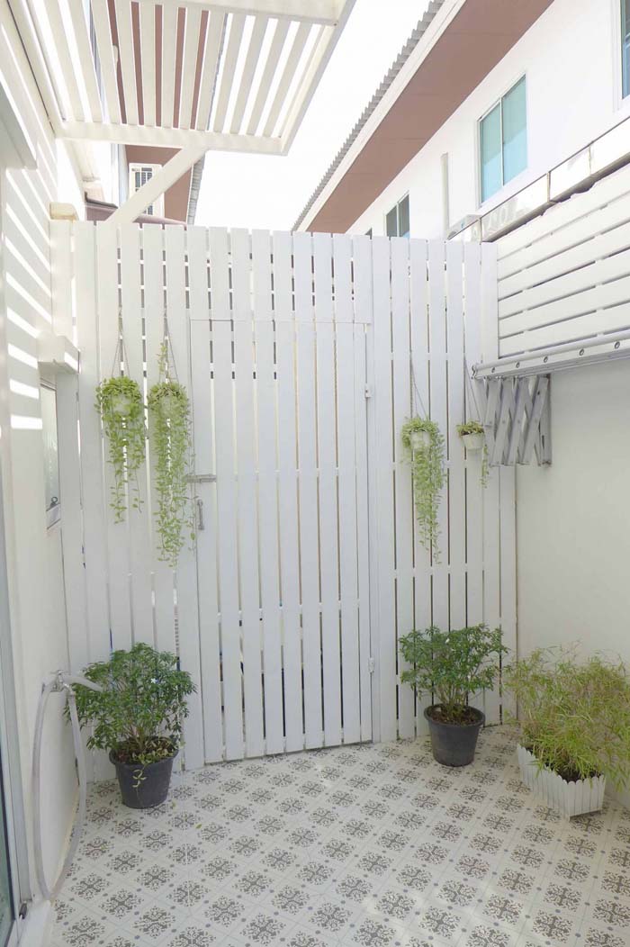 Add Privacy With A DIY Slat Wall #woodenslats #homedecor #decorhomeideas