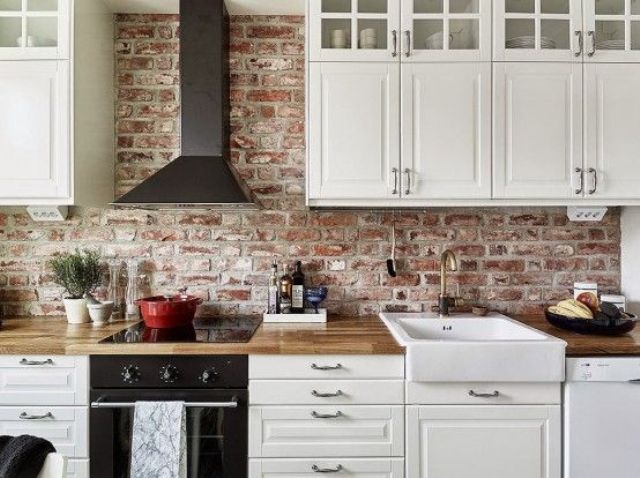 Brick Wall Unifies Elements #brickbacksplash #kitchen #decorhomeideas