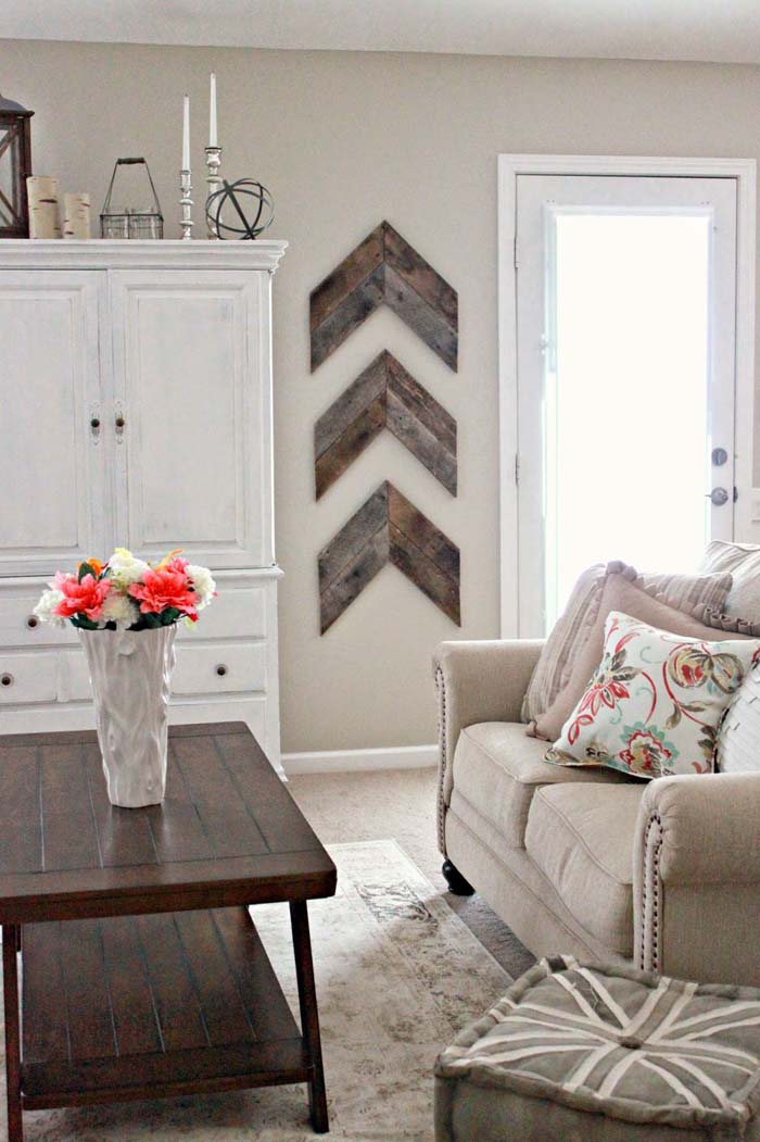 Chic and Simple Reclaimed Wood Wall Chevrons #rustic #walldecor #decorhomeideas