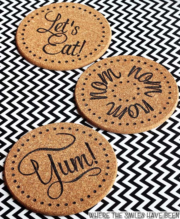 Cool Wood Burned Cork Trivets #woodburning #crafts #decorhomeideas