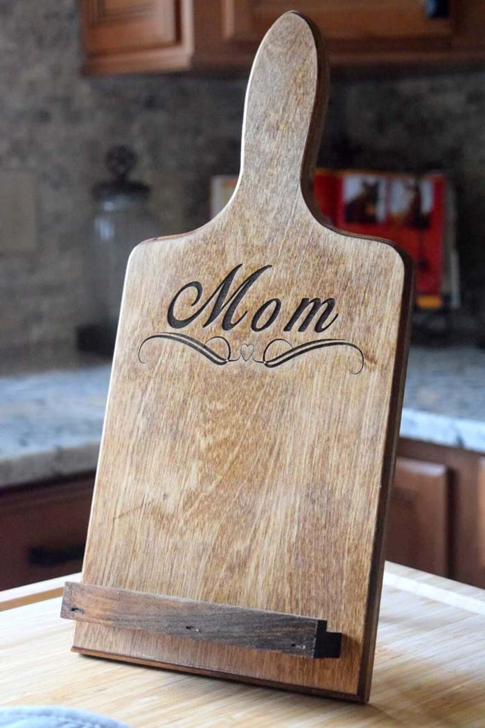 Cutting-Board Shaped Cookbook Holder #woodburning #crafts #decorhomeideas