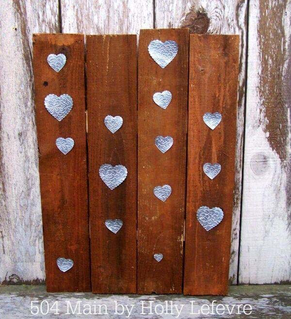Embossed Metal Heart Wooden Pallet Art #rustic #walldecor #decorhomeideas