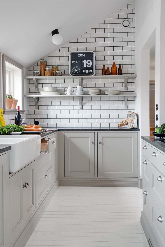 Grey Farmhouse Small Kitchen Design #kitchen #design #decorhomeideas