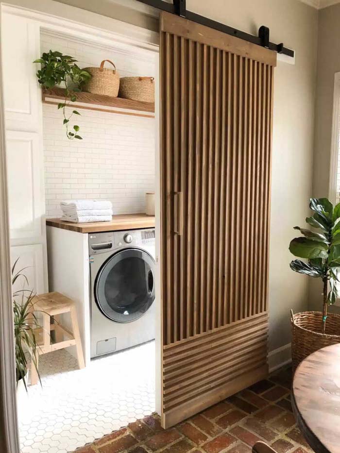 Modern and Natural Laundry Room with a Single Barn Door #laundry #closetdoors #decorhomeideas