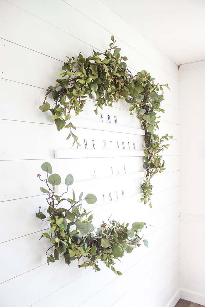 Oversized Letter Board Holiday Wreath #rustic #walldecor #decorhomeideas