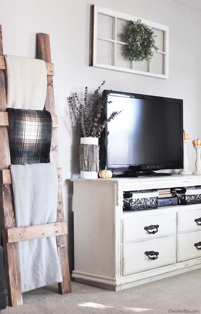 Quilt Display for Farmhouse Living Room Designs #farmhouse #livingroom #decorhomeideas