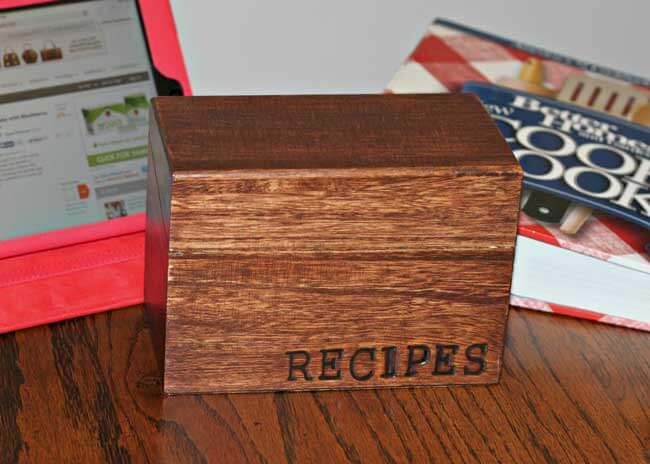 Recipe Box with Wood Burning Letter Stamps #woodburning #crafts #decorhomeideas