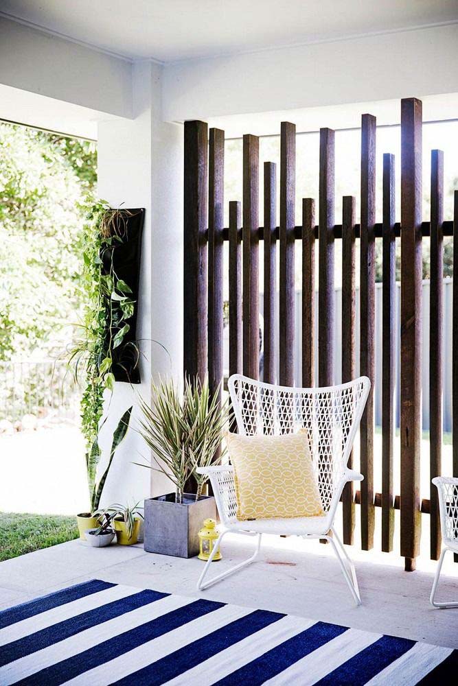 Staggered Slats For An Outstanding Outdoor Wall #woodenslats #homedecor #decorhomeideas