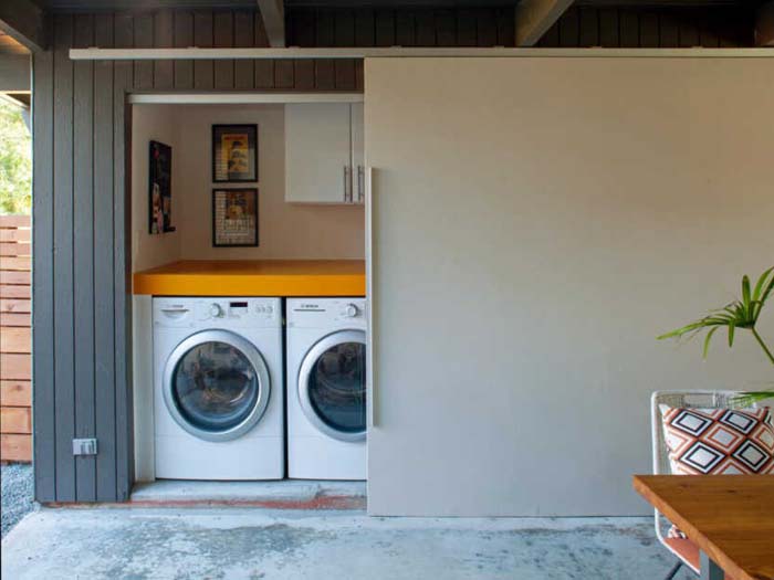Stylish Sliding Door for an Outdoor Laundry Closet #laundry #closetdoors #decorhomeideas