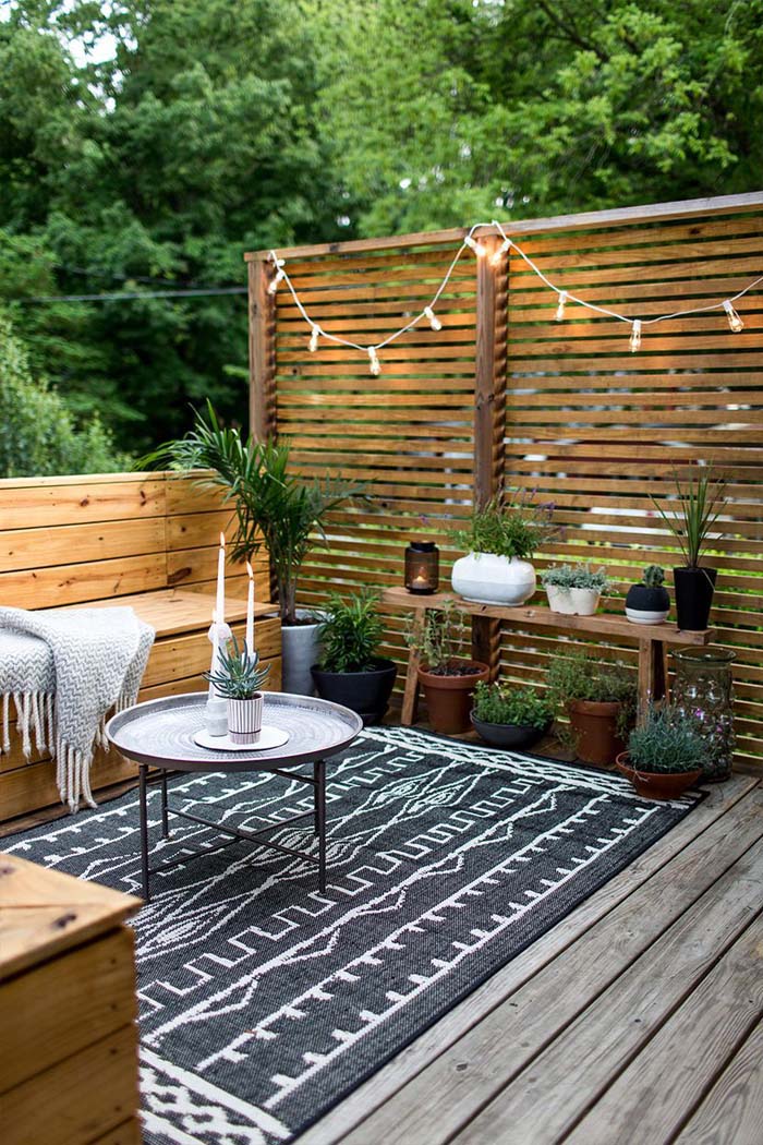 Welcoming Patio With A Privacy Screen From Slats #woodenslats #homedecor #decorhomeideas