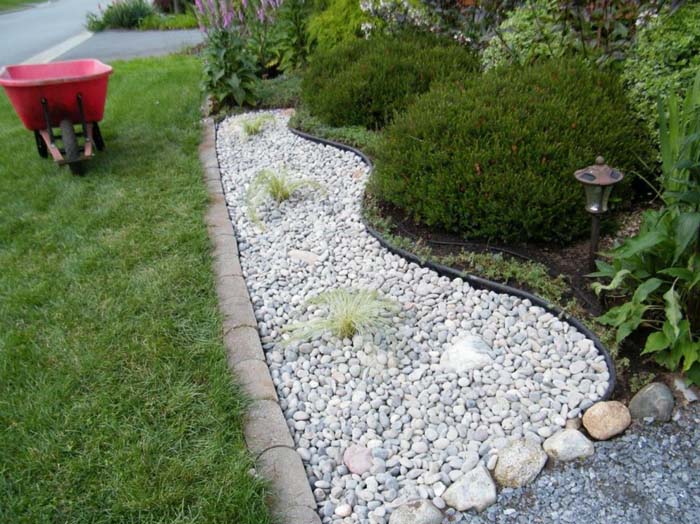 La grava blanca ayuda a dividir y conquistar #whiterock #landscapingideas #decorhomeideas