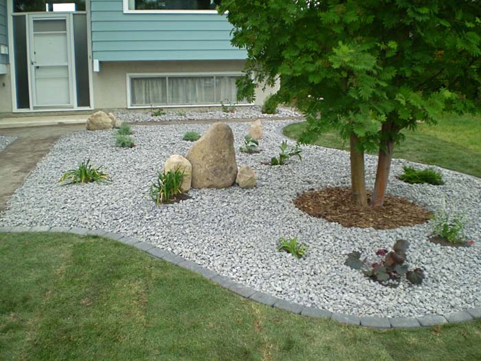 Las rocas blancas amplían un jardín #whiterock #landscapingideas #decorhomeideas