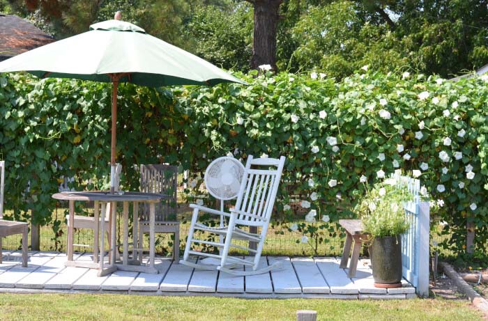 A White Wooden Deck For A Simple Seating #deckideas #backyard #decorhomeideas