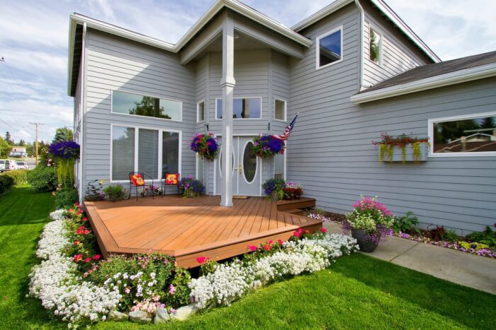 Beautiful Deck Ground With Colorful Flowers #deckideas #backyard #decorhomeideas