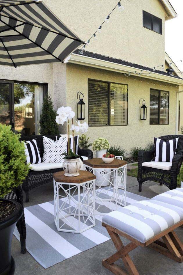 Black and White Outdoor Seating Arrangement #outdoorlivingspaces #decorhomeideas