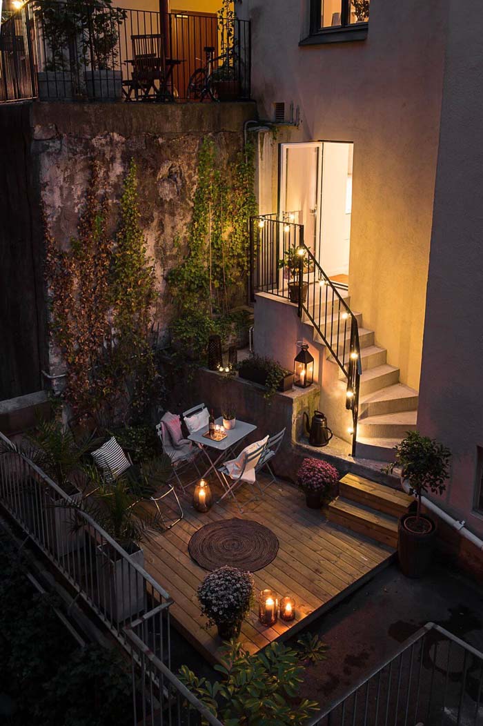 Casual Dining Area on a Candlelit Patio #outdoorlivingspaces #decorhomeideas