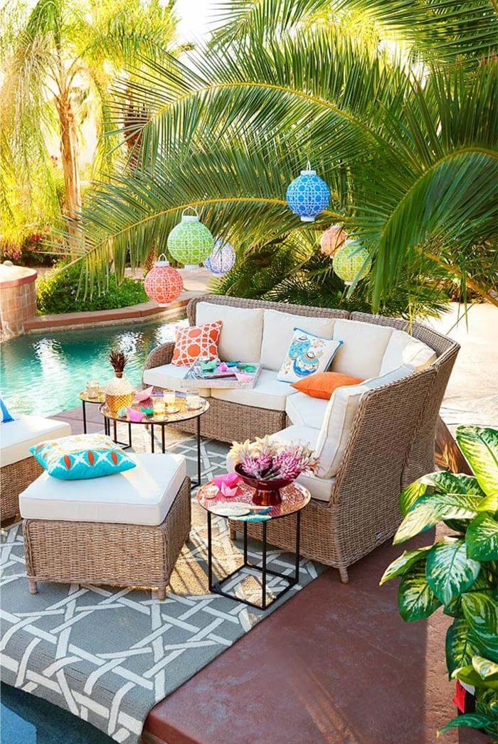 Colorful Poolside Seating Area with Wicker #outdoorlivingspaces #decorhomeideas