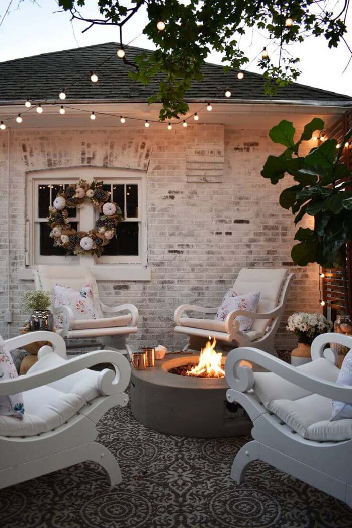 Comfy Lounge Chairs Around a Fire Pit #outdoorlivingspaces #decorhomeideas