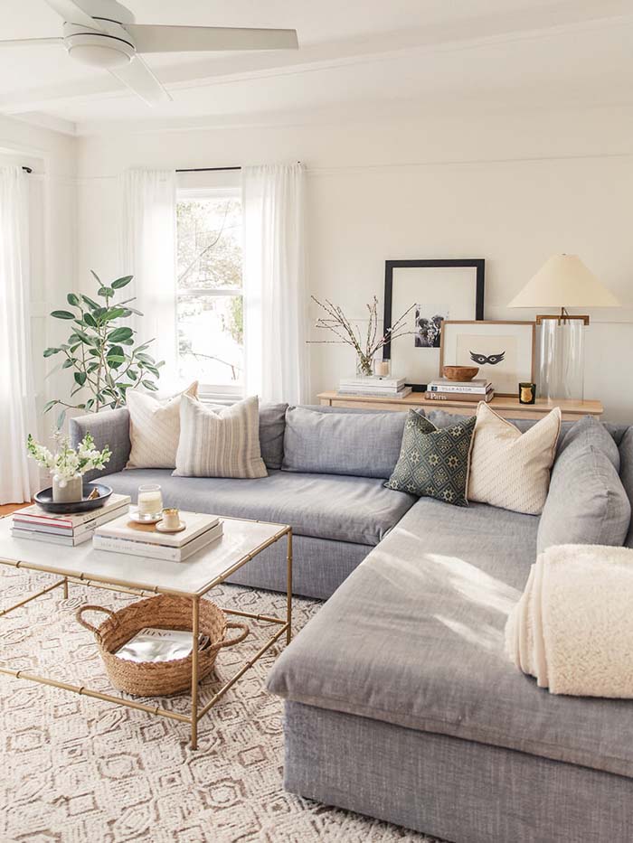 Cozy and Inviting with a Corner Couch #smallapartment #livingroom #decorhomeideas