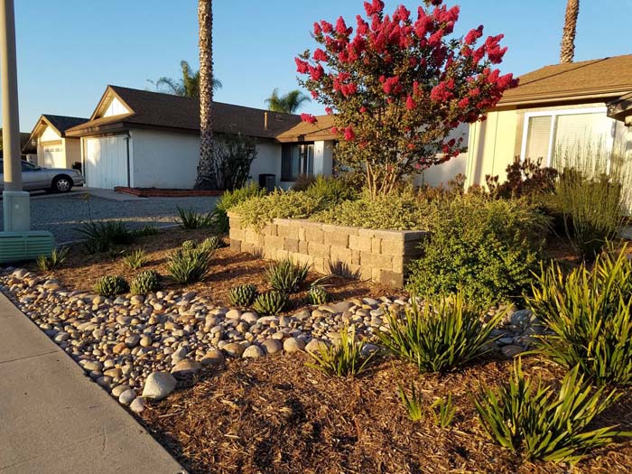 Create Contrast With Rocks and Mulch #rocksr #mulch #landscaping #decorhomeideas