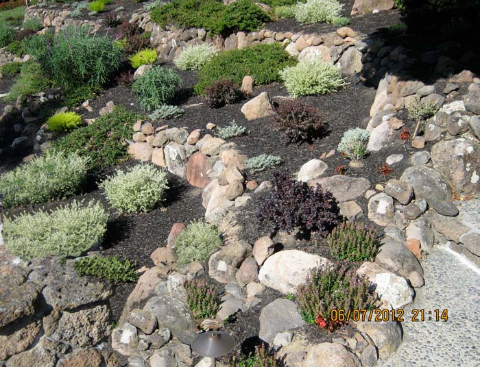 Create Tiered Mulch Landscape #rocksr #mulch #landscaping #decorhomeideas