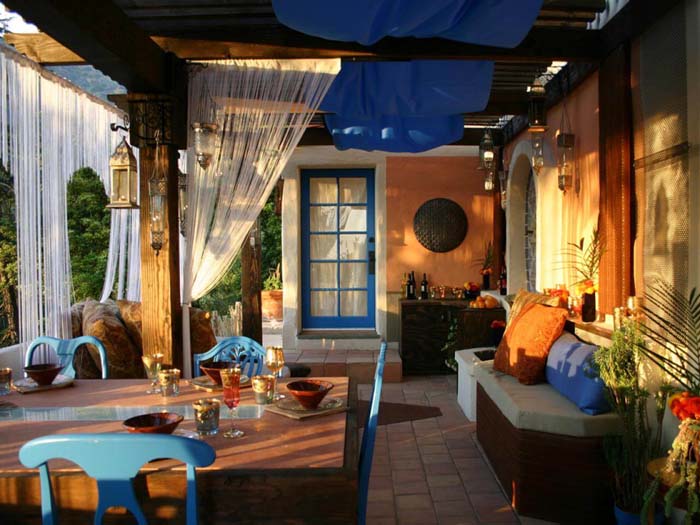 Dreamy Patio Dining Area with Blue Accents #outdoorlivingspaces #decorhomeideas