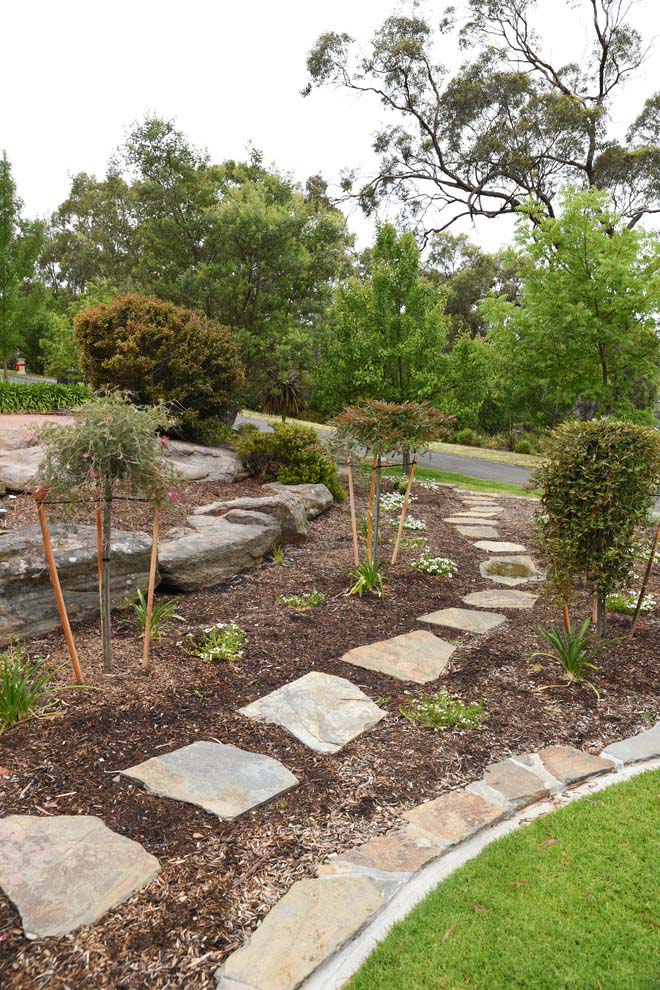 Flagstones Garden Walkway and Mulch #rocksr #mulch #landscaping #decorhomeideas