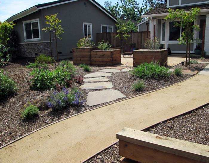 Front Yard With Big Stepping Stones and Mulch #rocksr #mulch #landscaping #decorhomeideas