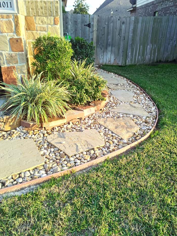 Garden Pathway Around House #rocksr #mulch #landscaping #decorhomeideas