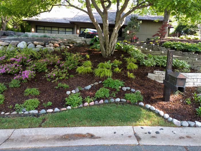 Landscaping Around Mailbox With Mulch and Rocks Edging #rocksr #mulch #landscaping #decorhomeideas