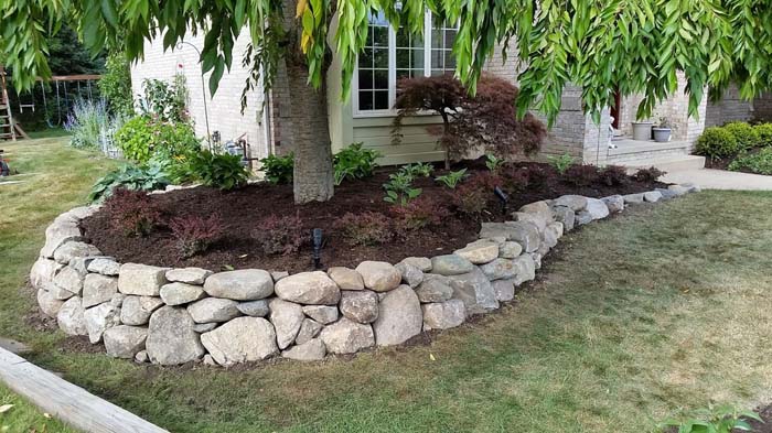 Large Rocks Raised Bed #rocksr #mulch #landscaping #decorhomeideas