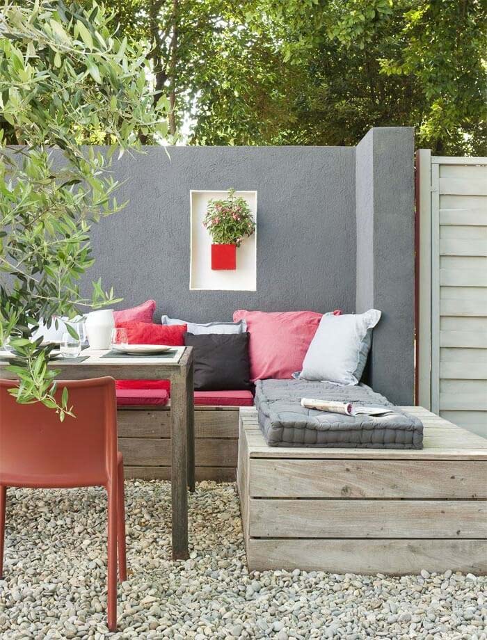 Modern and Understated Seating Area #outdoorlivingspaces #decorhomeideas