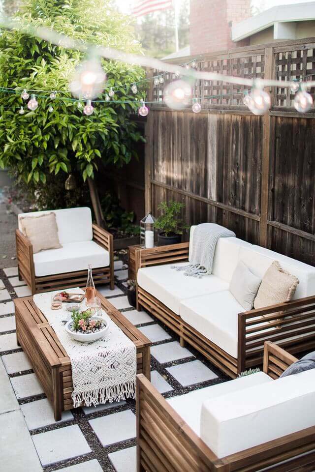 Modern Style Seating Area with Globe Lights #outdoorlivingspaces #decorhomeideas