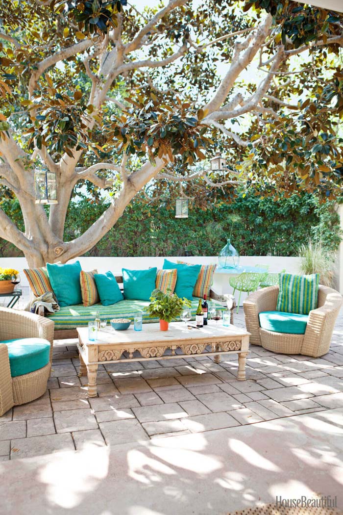 Outdoor Living Area with Blue and Striped Accents #outdoorlivingspaces #decorhomeideas